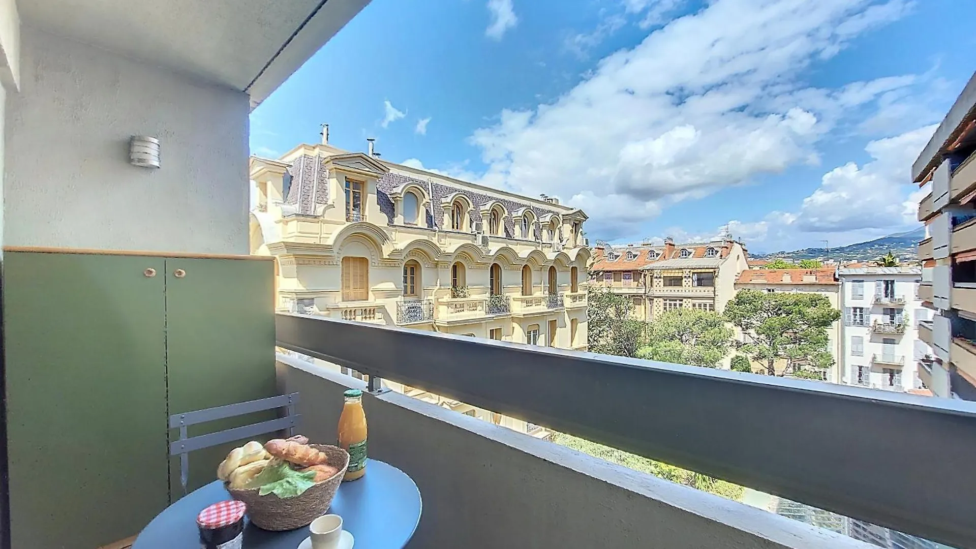 Nestor&Jeeves - Pop Art - Central - Balcony 니스